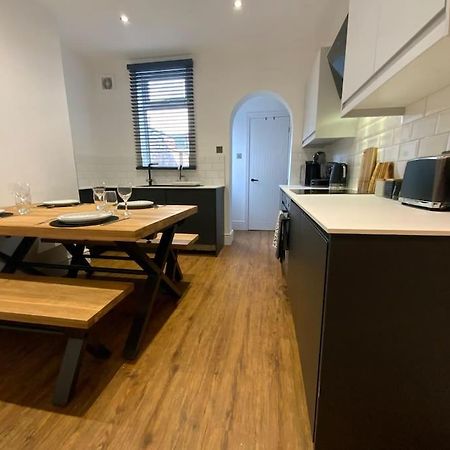 Centrally Located To The City Of Lincoln Exterior photo
