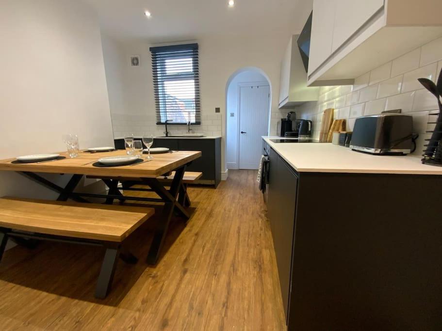 Centrally Located To The City Of Lincoln Exterior photo