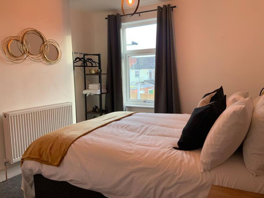 Centrally Located To The City Of Lincoln Exterior photo