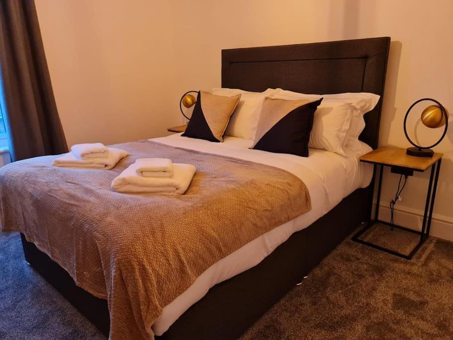 Centrally Located To The City Of Lincoln Exterior photo