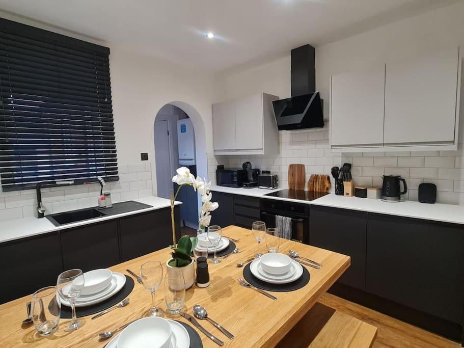 Centrally Located To The City Of Lincoln Exterior photo